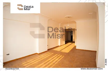 Apartment - 3 Bedrooms - 1 Bathroom for sale in Ahmed Othman St. - Zezenia - Hay Sharq - Alexandria